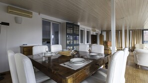 Apartamento (3 Bedrooms) | Restauración