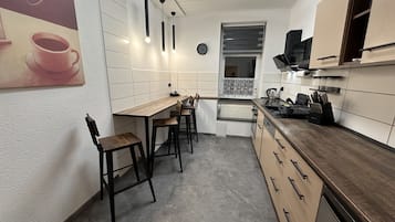 Micro-ondes, plaque de cuisson, lave-vaisselle, cafetiĂšre/bouilloire