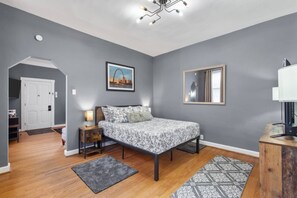 Signature House, 1 King Bed, Non Smoking, Kitchen | 1 bedroom, individually decorated, individually furnished, desk - Pattison (St. Louis)