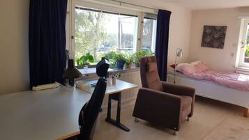 1 habitación, escritorio, tabla de planchar con plancha y wifi gratis