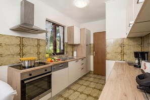 Fridge, microwave, oven, stovetop - Family House Rose With Pool (Krk)