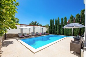 Familiehus - flere soveværelser - ved bjerg (Family House Rose with Pool) | Pool | Udendørs pool