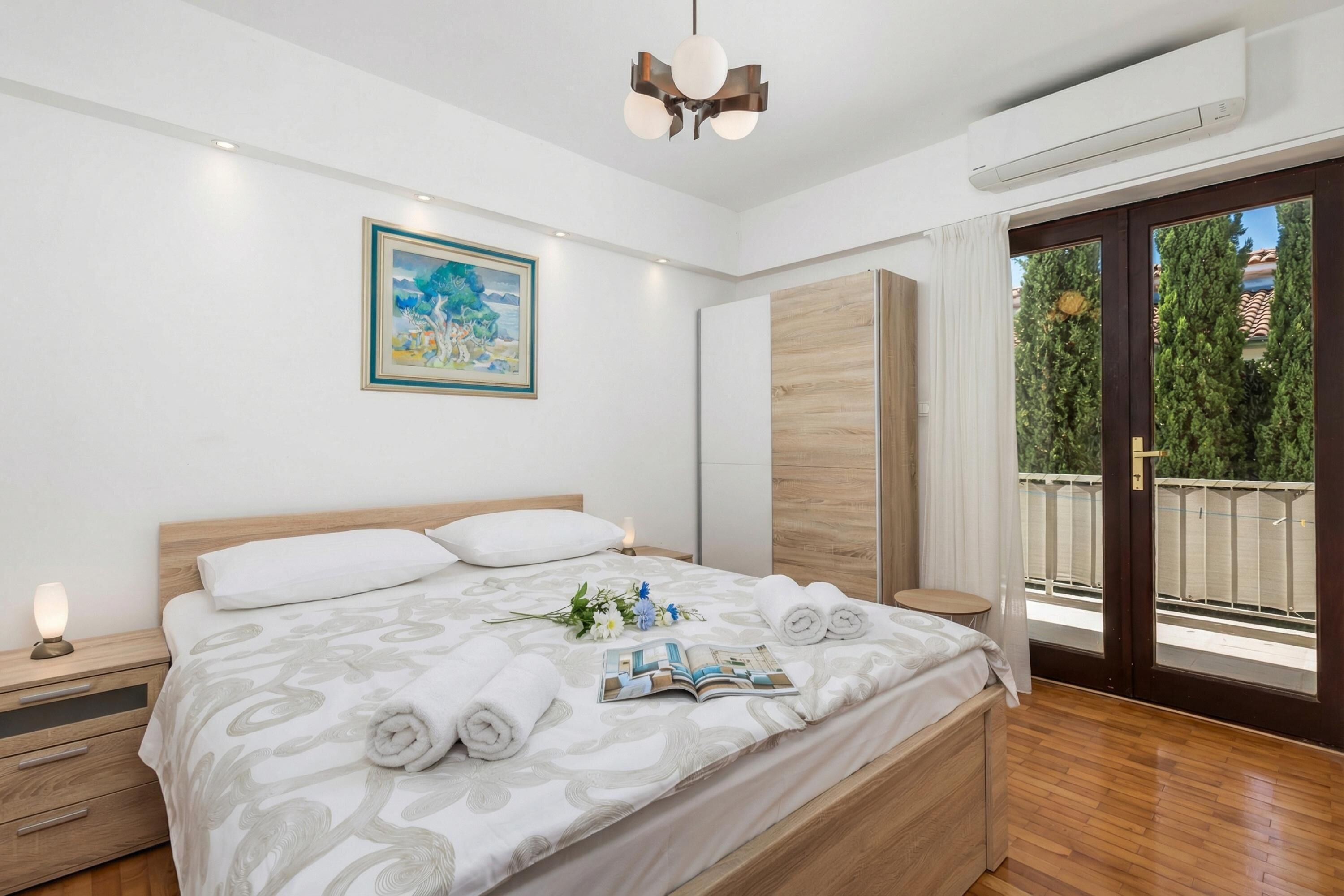 4 bedrooms, iron/ironing board, free WiFi, bed sheets