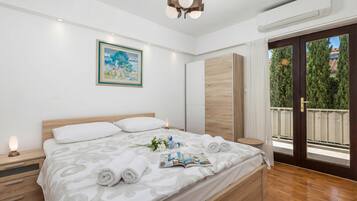 4 bedrooms, iron/ironing board, free WiFi, bed sheets