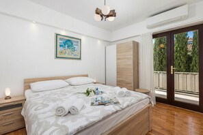 4 slaapkamers, een strijkplank/strijkijzer, gratis wifi, beddengoed