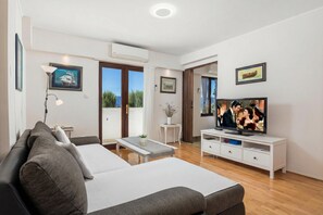 En 21-tommers Flatskjerm-TV med Parabol-TV