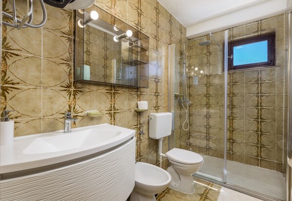 Familienhaus, Mehrere Schlafzimmer, Bergseite (Family House Rose with Pool) | Badezimmer | Dusche, Bidet, Handtücher, Seife