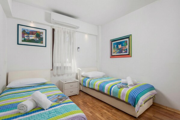 4 bedrooms, iron/ironing board, free WiFi, bed sheets