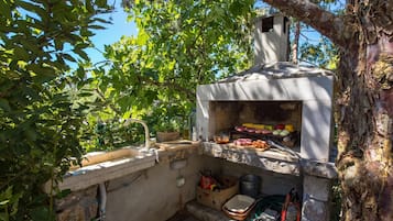Familiehus - flere soveværelser - ved bjerg (Family House Rose with Pool) | Grill-/picnicområde