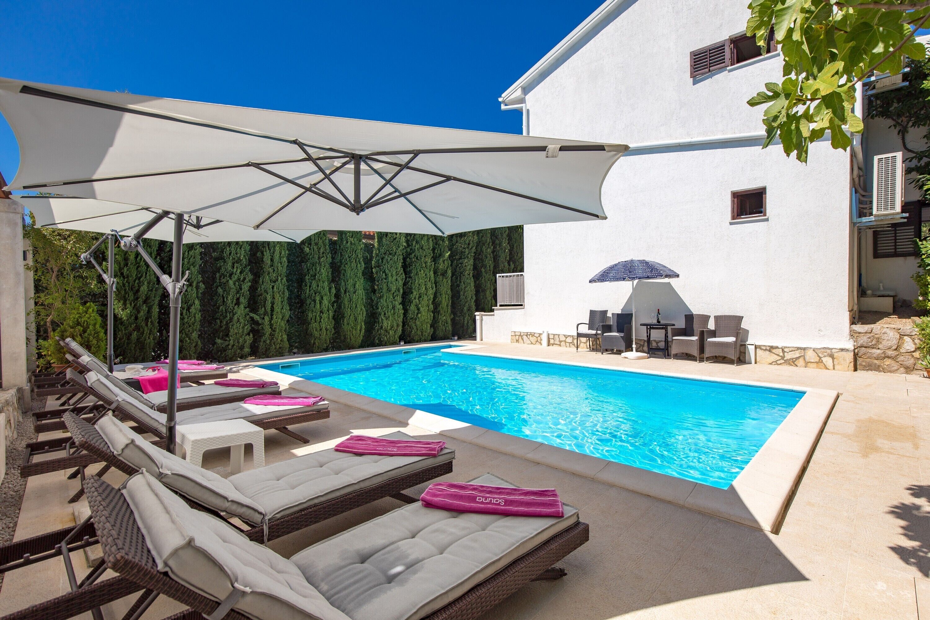 Familiehus, flere soverom, ved fjell (Family House Rose with Pool) | Basseng | Utendørsbasseng