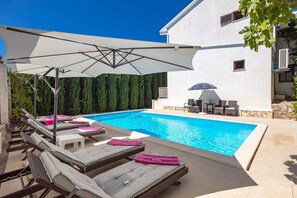 Familiehus, flere soverom, ved fjell (Family House Rose with Pool) | Basseng | Utendørsbasseng