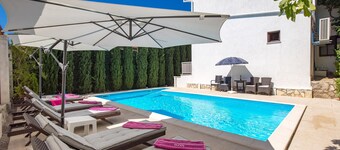 Family House Rose With Pool