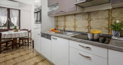 Family House Rose With Pool