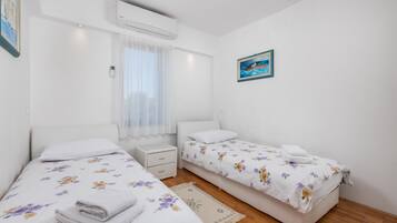 4 bedrooms, iron/ironing board, free WiFi, bed sheets