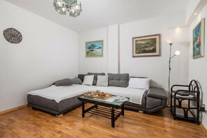 En 21-tommers Flatskjerm-TV med Parabol-TV