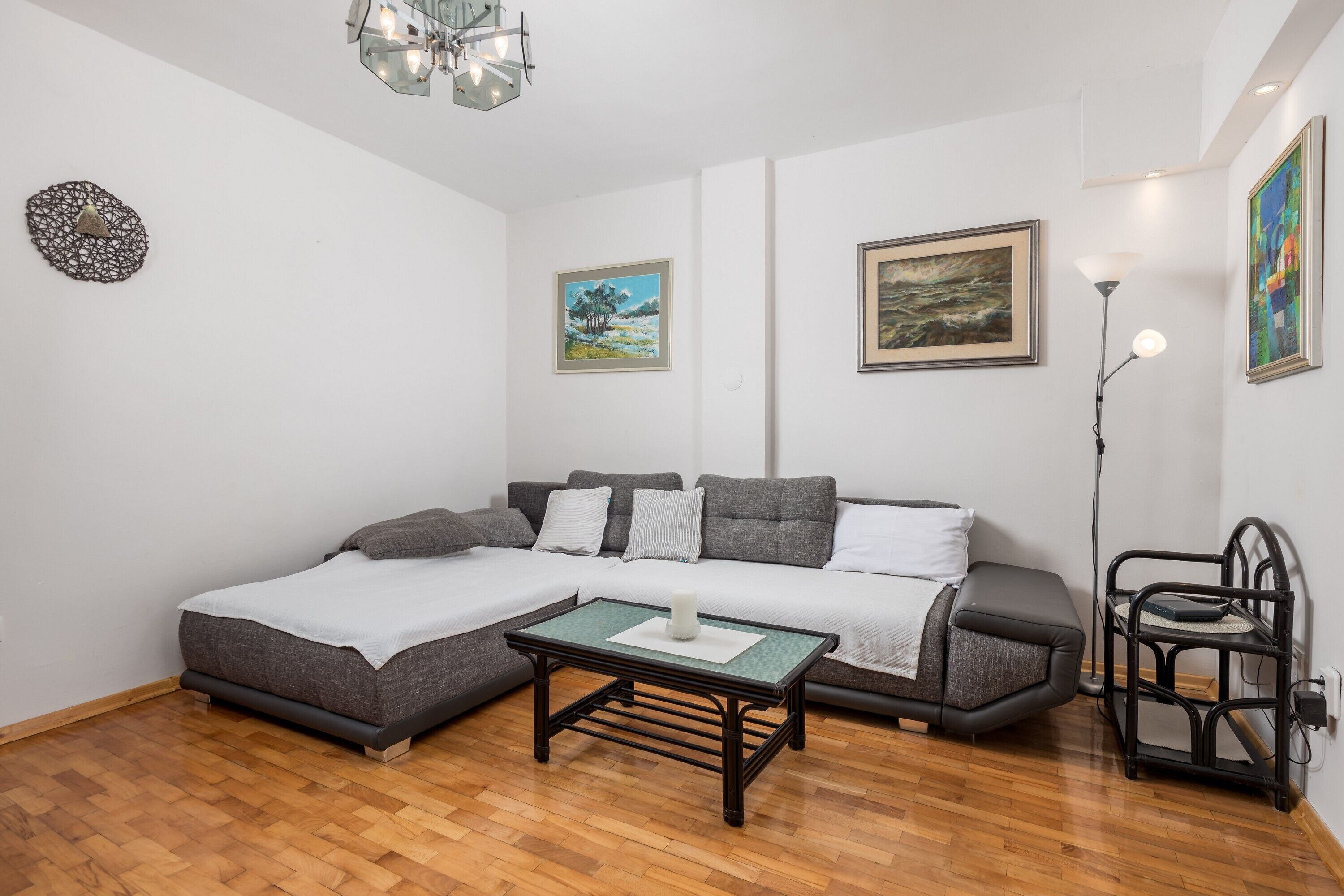 TV màn hình phẳng 21-inch có truyền hình vệ tinh 