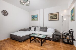 En 21-tommers Flatskjerm-TV med Parabol-TV