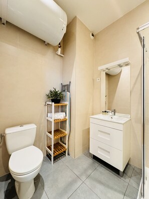 Shower, hair dryer - MIMONT 29 (Cannes)