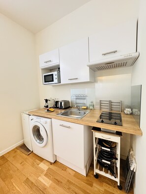 Réfrigérateur, micro-ondes, cafetière/bouilloire, bouilloire électrique