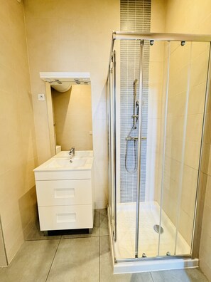 Shower, hair dryer - MIMONT 29 (Cannes)