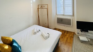 Een strijkplank/strijkijzer, beddengoed