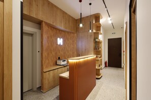 Reception - Hop Inn Rooms & Suites Belgrade (Belgrade)