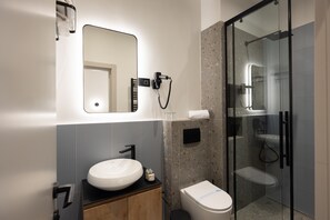 高級雙人房 | 浴室 | 淋浴設備、雨淋花灑、風筒、提供毛巾