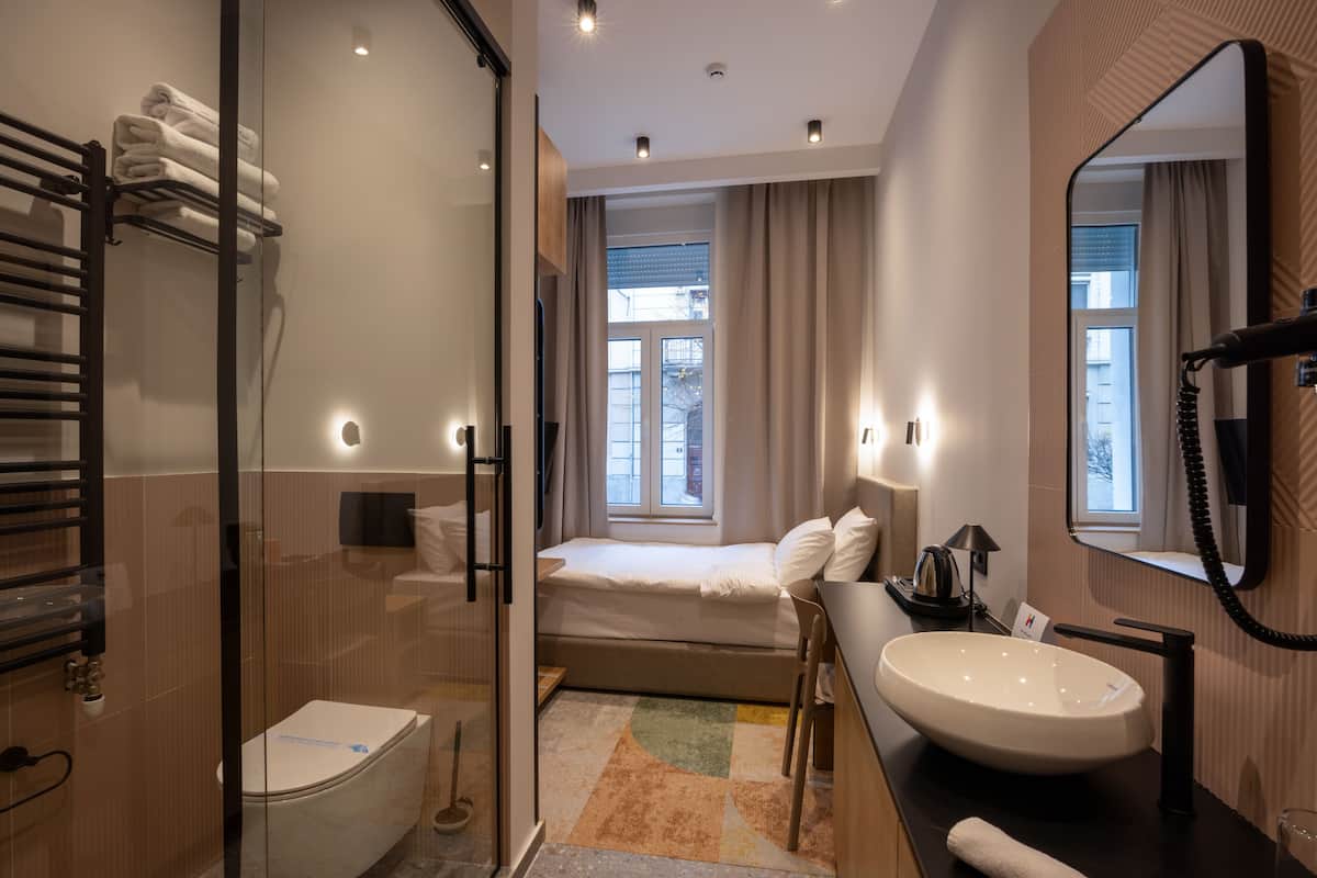 Deluxe eenpersoonskamer | 1 slaapkamer, bedden met traagschuimmatras, een kluis op de kamer