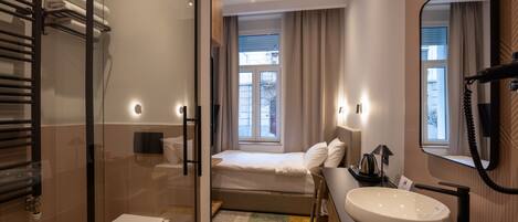 Deluxe Single Room | 1 bedroom, memory-foam beds, in-room safe, desk