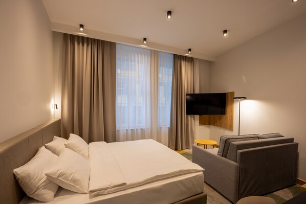 Junior-Suite | Betten mit Memory-Foam-Matratzen, Zimmersafe, Schreibtisch