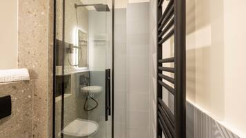 Superior Double Room | Bathroom | Shower, rainfall showerhead, hair dryer, towels
