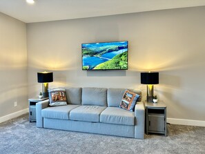 Smart TV, fireplace, table tennis, stereo