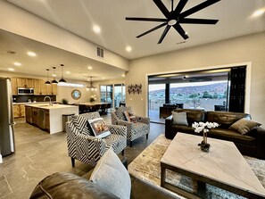 Smart TV, chimenea, mesa de ping pong, estéreo