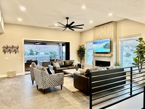 Smart TV, fireplace, ping pong, stereo