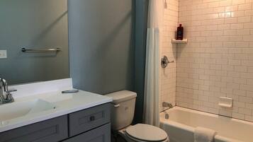 Apartment, Private Bathroom, City View | Bathroom