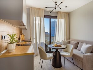 Apartamento, vários quartos, sacada, vista para a cidade | Sala de estar