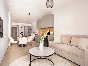 Apartamento, varias habitaciones, balcón, vistas a la ciudad | Sala de estar