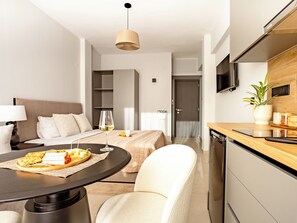 Apartemen, beberapa kamar, balkon, pemandangan kota | Ruang makan