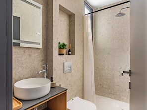 Apartamento, vários quartos, sacada, vista para a cidade | Banheiro