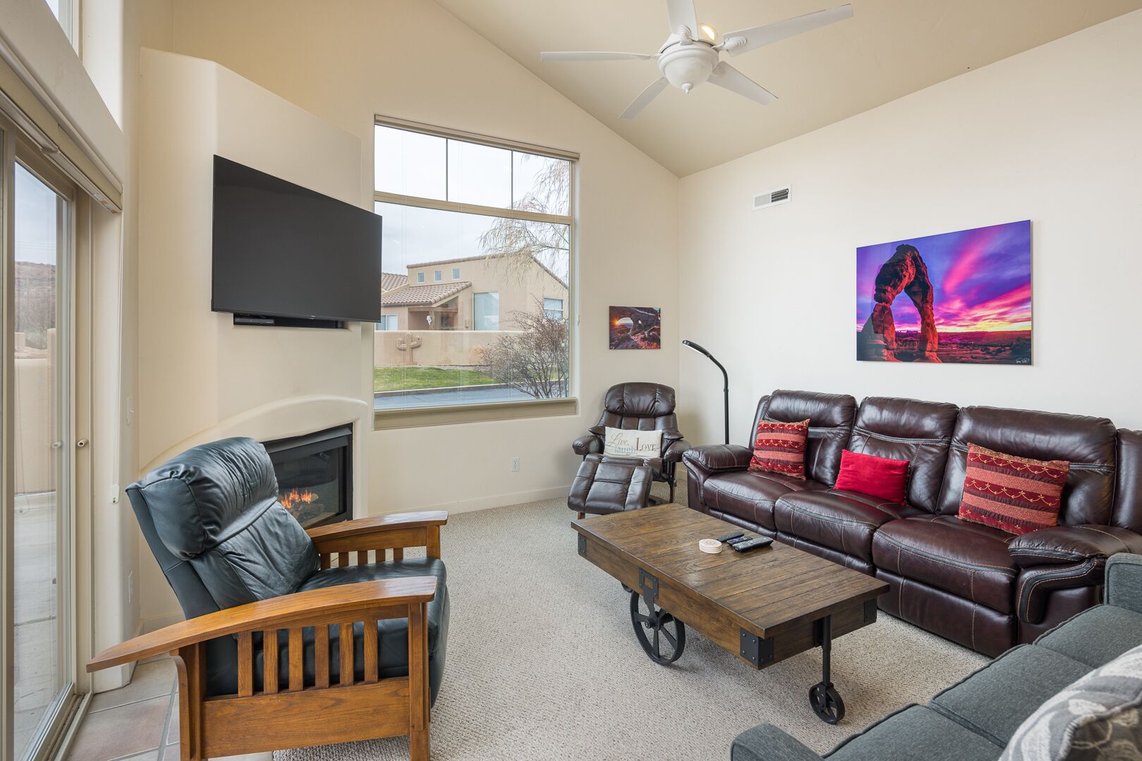 TV connectée, cheminée, livres