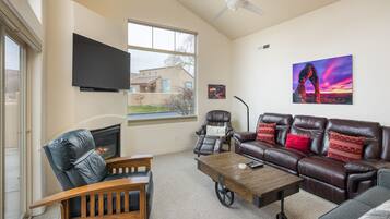 TV connectée, cheminée, livres