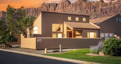 Near Arches National Park & Downtown Moab | Views!