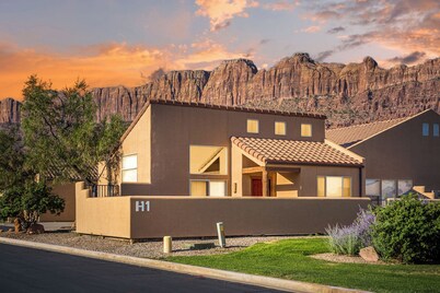 Near Arches National Park & Downtown Moab | Views!