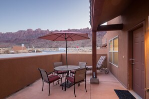 Outdoor dining - Spacious Home Near Arches | Pool & Hot Tub (Moab)