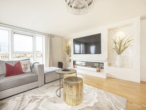 Living area - Luxury 5* Riverfront apartment near Central London! (London)