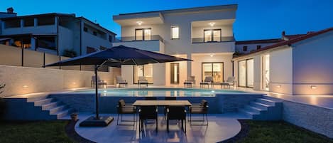 Una piscina al aire libre