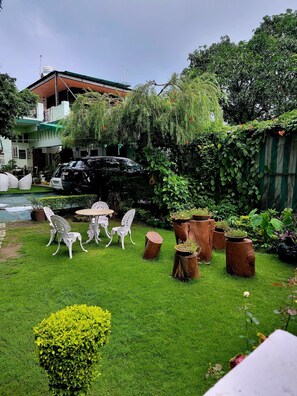 Outdoor dining - Cosy Garden Cottage with Kitchen & Patio, very close to Mussoorie (Dehradun)