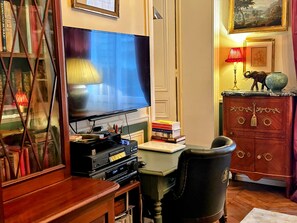 Interior - Vie de Paris, Gracious Paris apartment near Trocadero. Perfect for the Olympics (Paris)