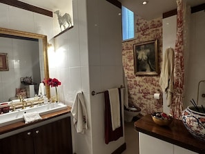 Shower, hair dryer, towels, shampoo