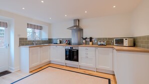 Jääkaappi, mikroaaltouuni, uuni, liesi